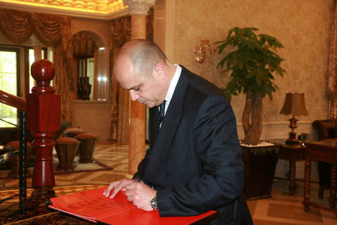 土耳其驻华大使在和苑签字留念Turkish Ambassador signing in Peace Garden.jpg